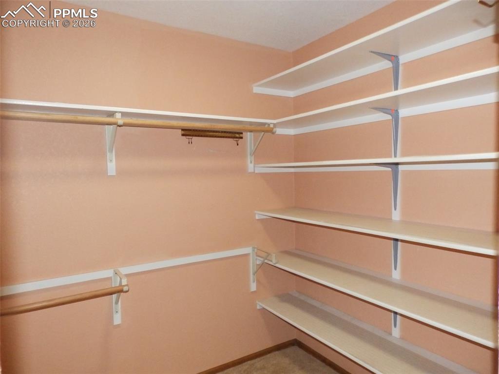 Image 7 of 17: Kitchen