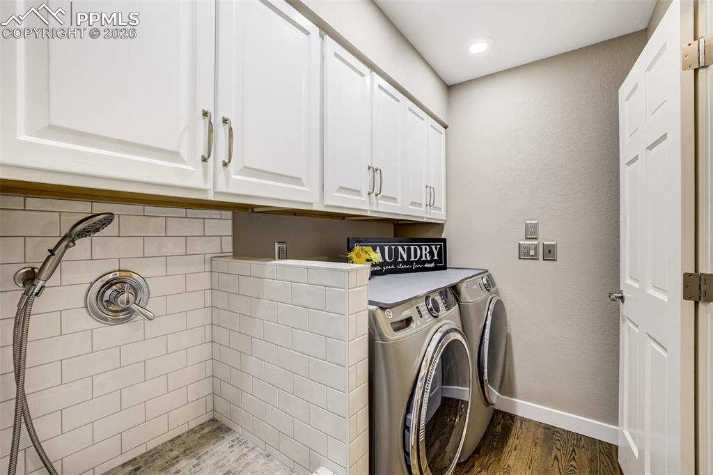 Image 13 of 50: Laundry