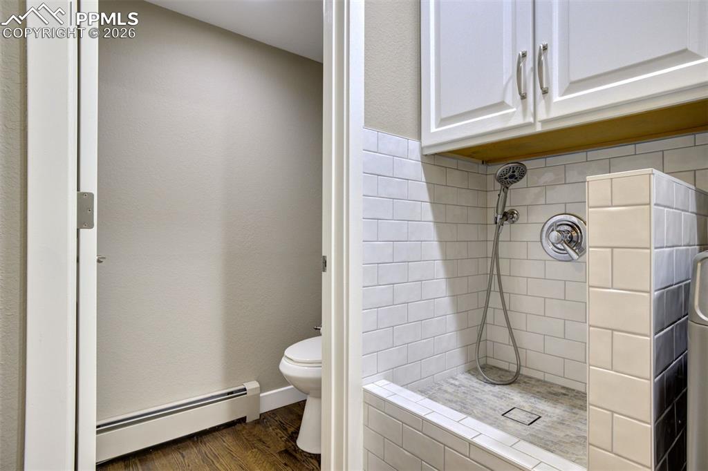 Image 14 of 50: Bathroom