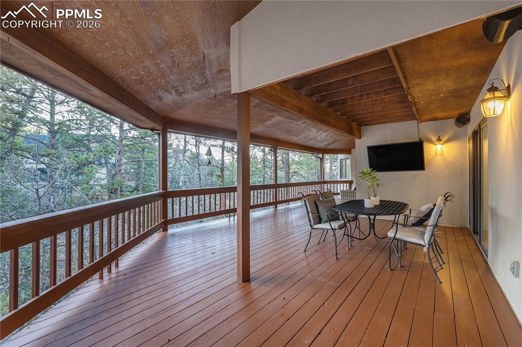 Image 15 of 50: Deck