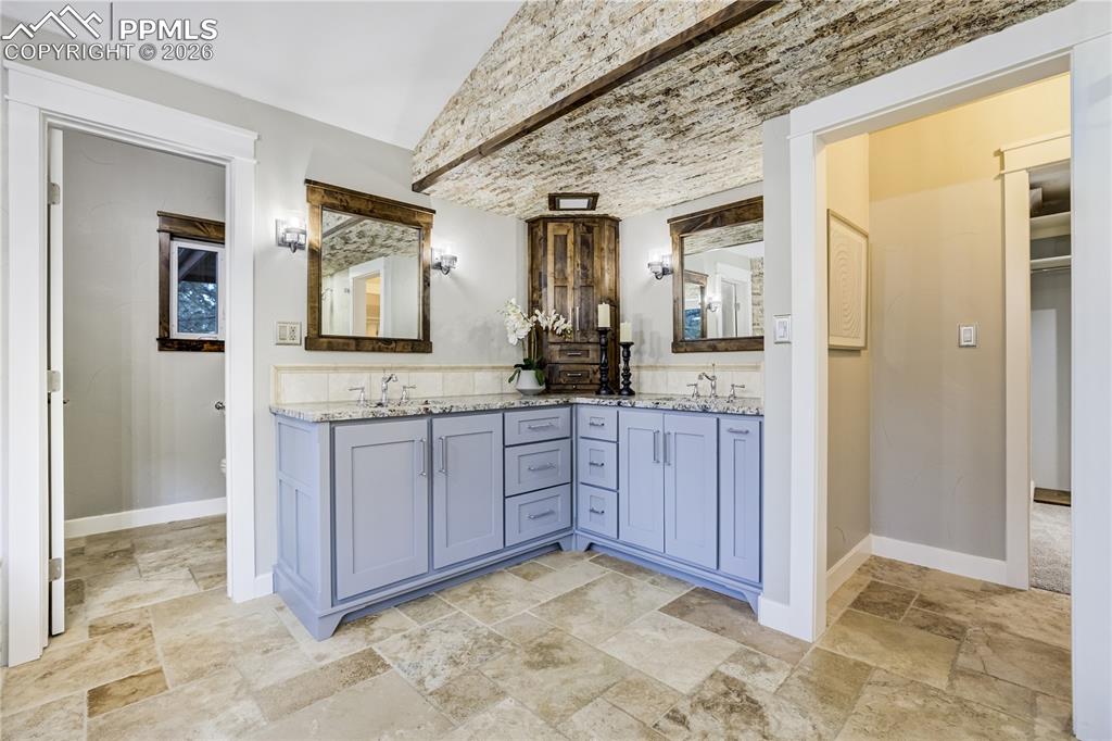 Image 25 of 50: Bathroom