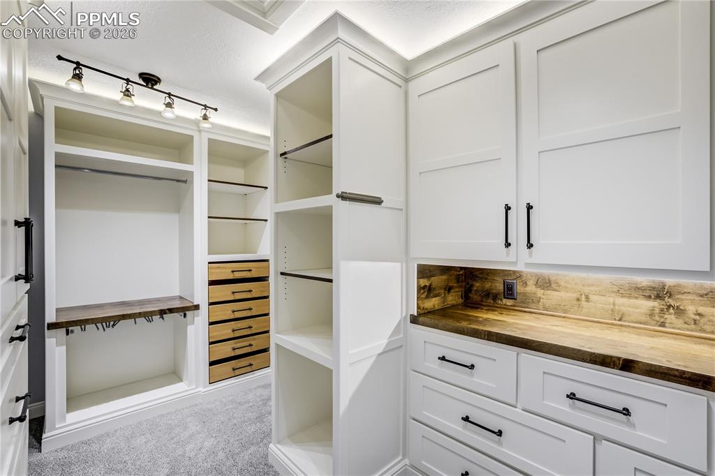 Image 27 of 50: Closet