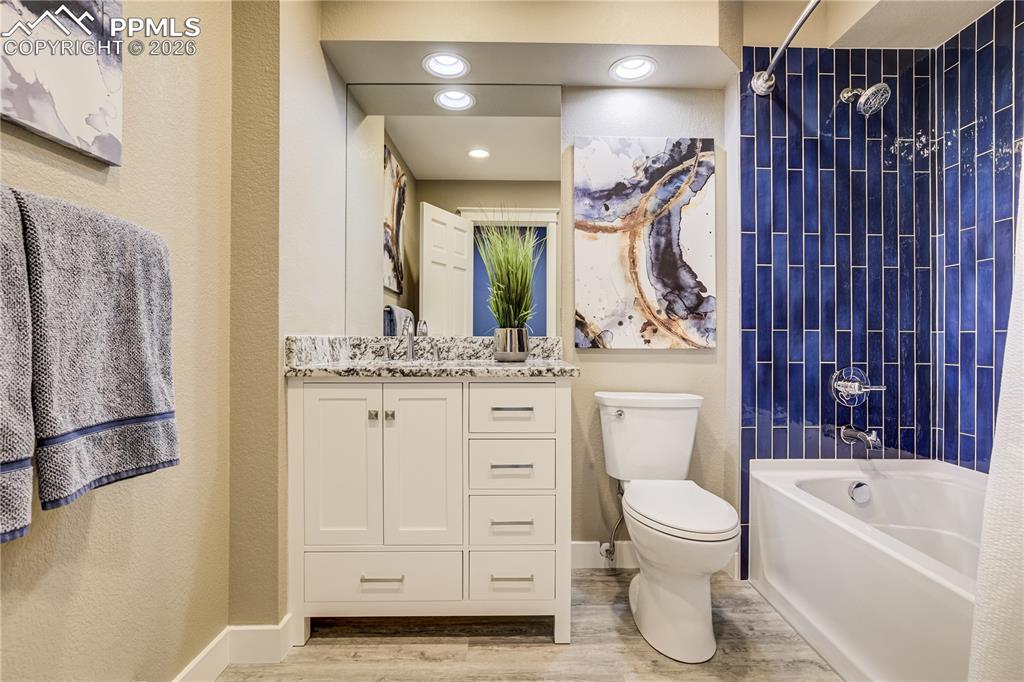 Image 30 of 50: Bathroom