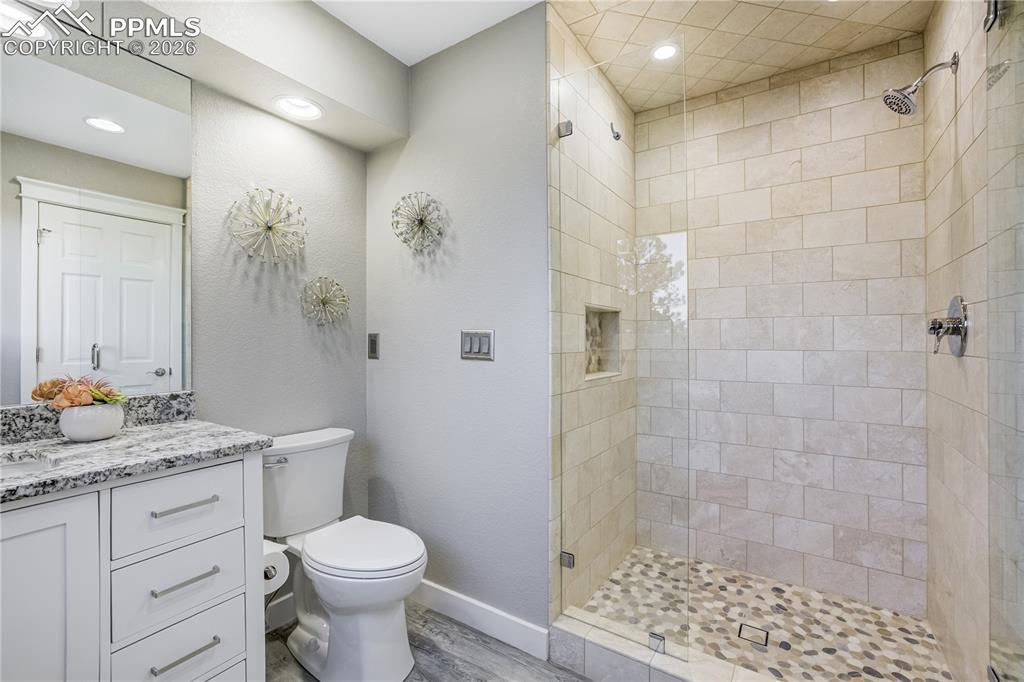 Image 33 of 50: Bathroom