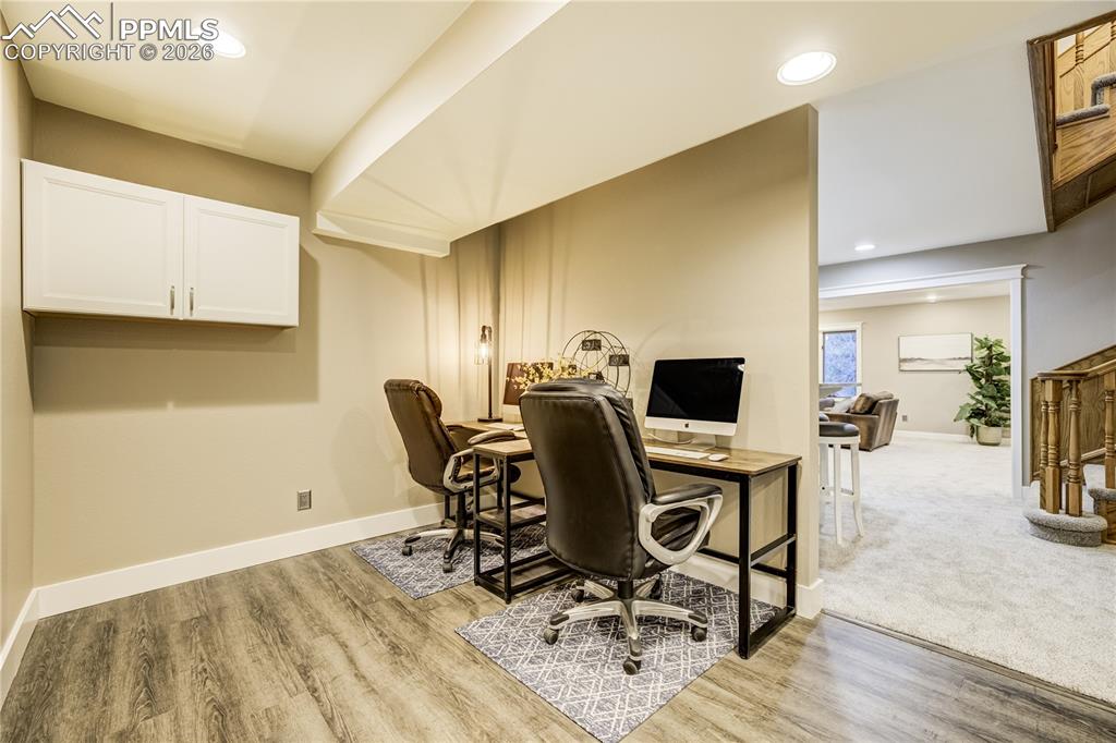 Image 42 of 50: Office