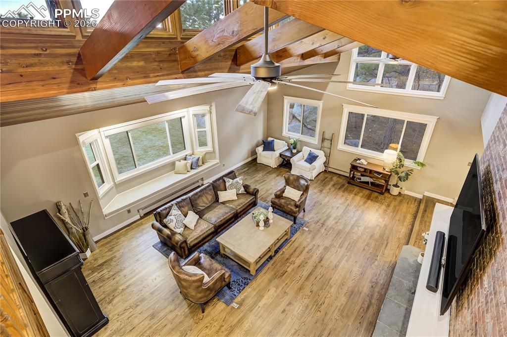 Image 5 of 50: Living Room