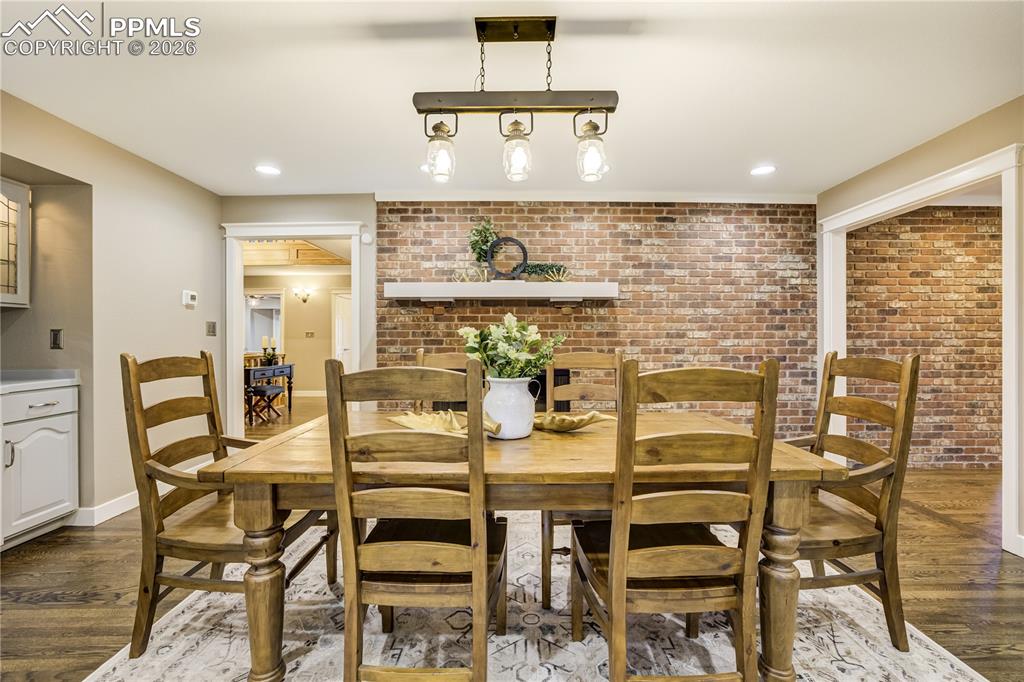 Image 7 of 50: Dining Area