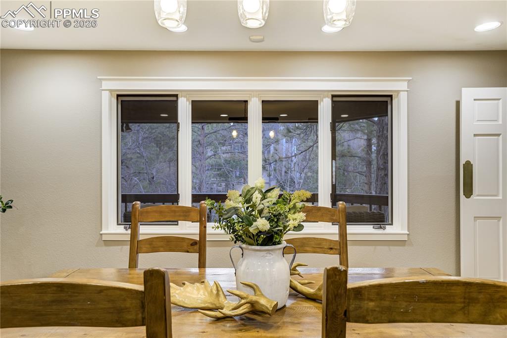 Image 8 of 50: Dining Area