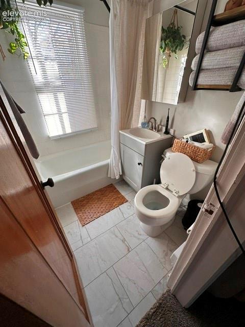 Image 14 of 16: Bathroom