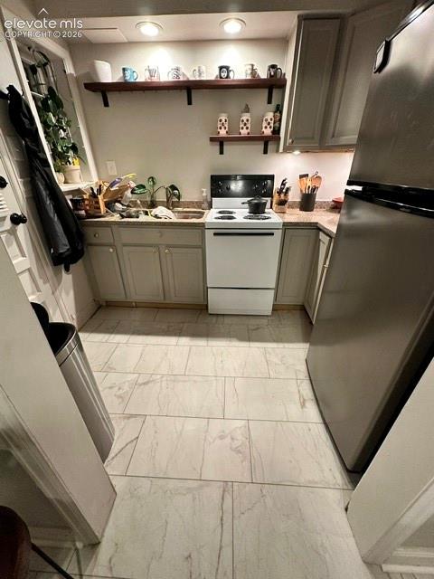 Image 9 of 16: Kitchen