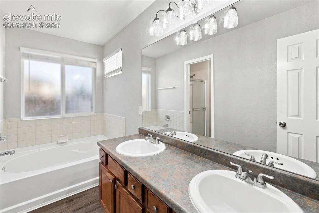 Image 19 of 46: Bathroom