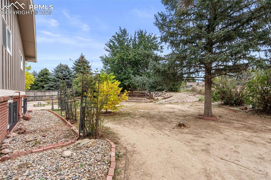 Image 48 of 50: View of yard