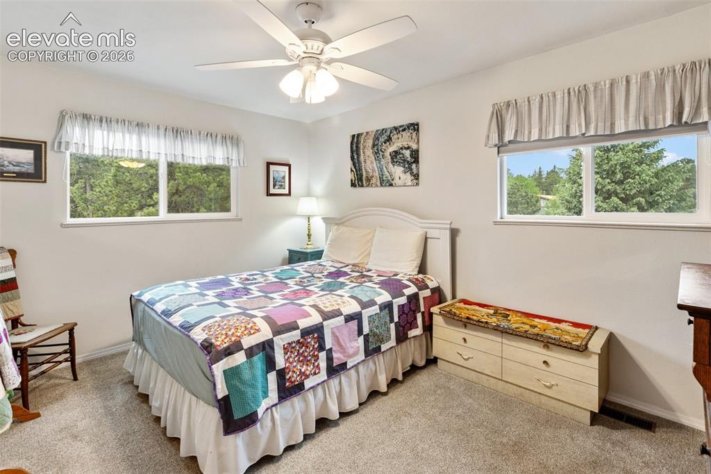 Image 15 of 29: Dining room