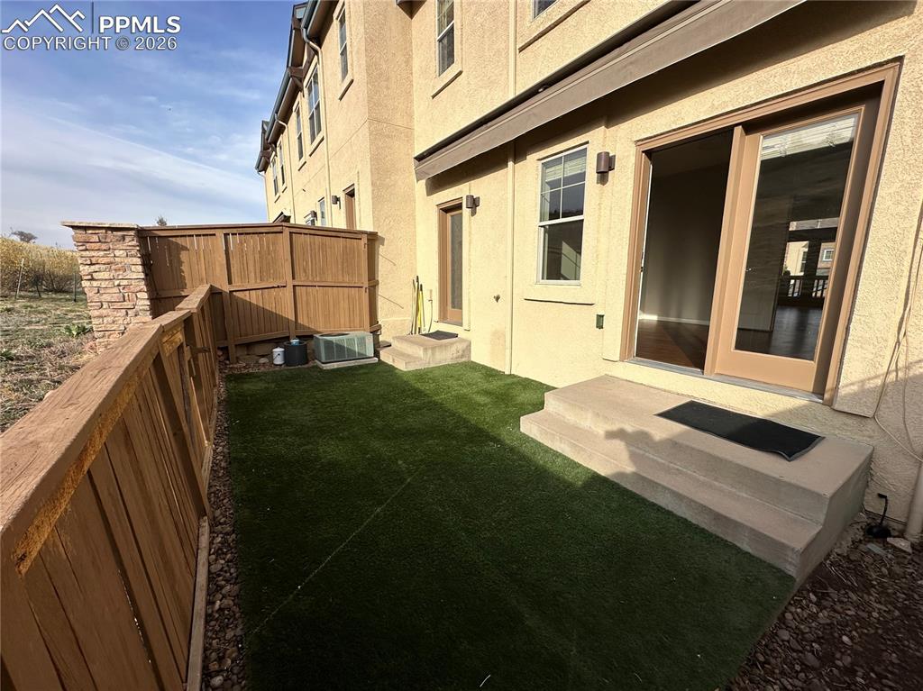 Image 17 of 38: Yard