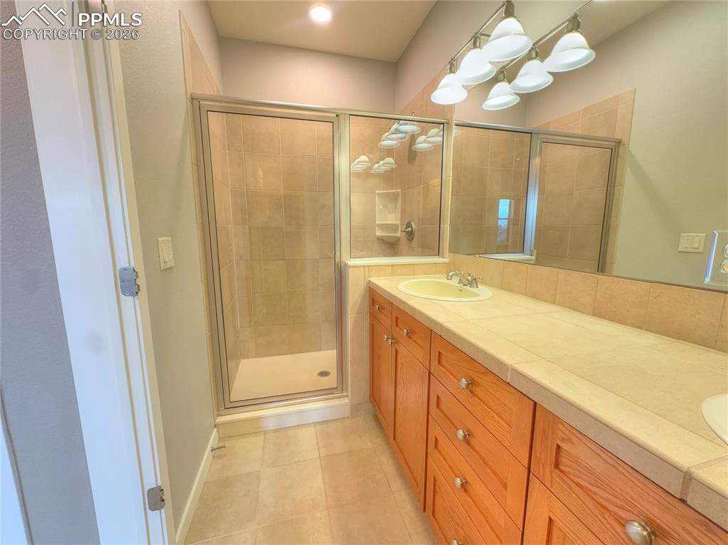 Image 25 of 38: Bathroom