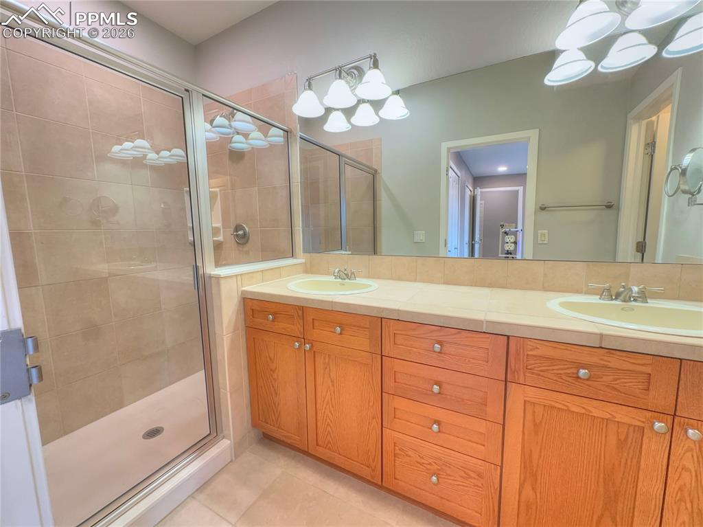 Image 26 of 38: Bathroom