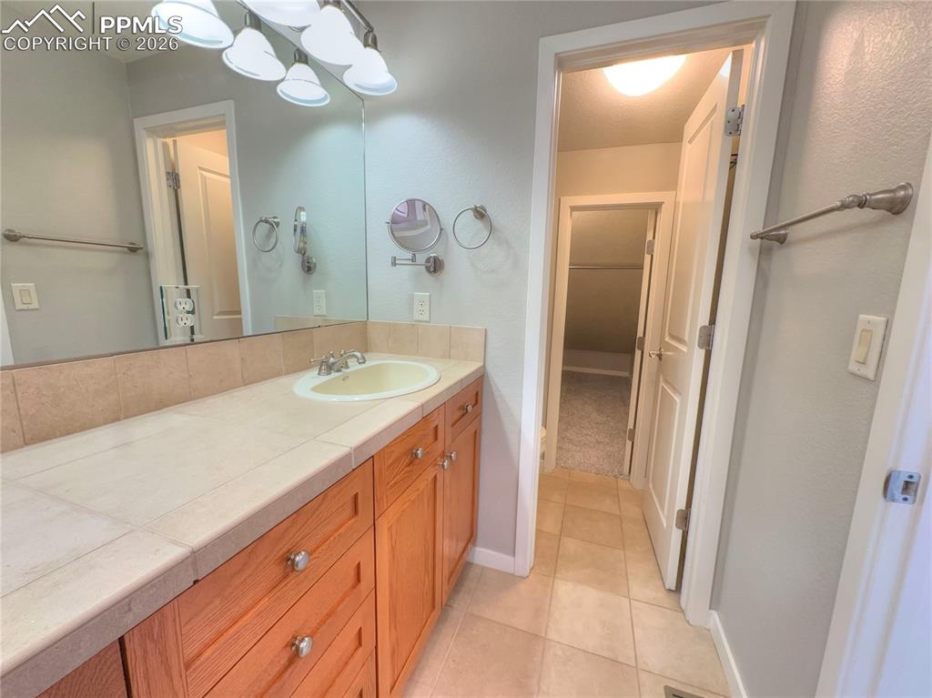 Image 27 of 38: Bathroom