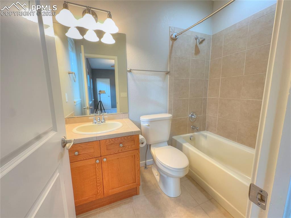 Image 32 of 38: Bathroom