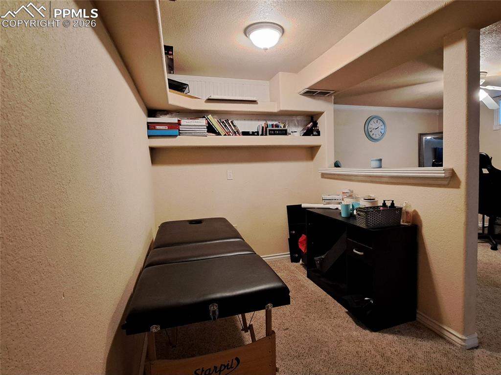 Image 17 of 29: Extra room