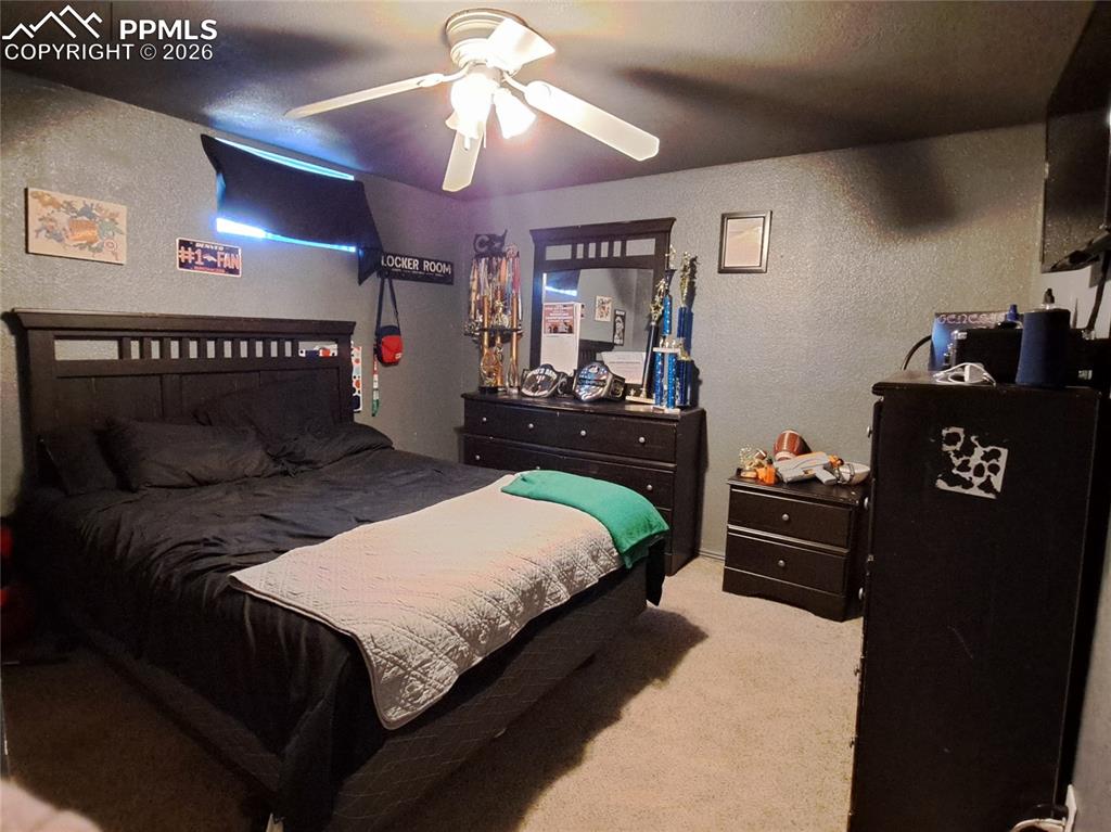 Image 18 of 29: Bedroom