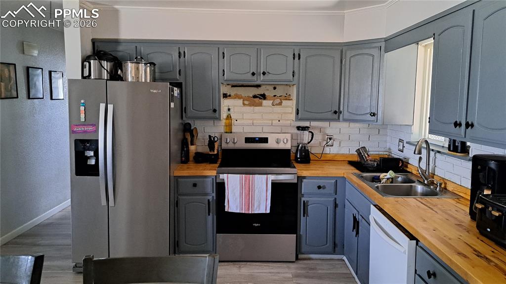 Image 8 of 29: Kitchen