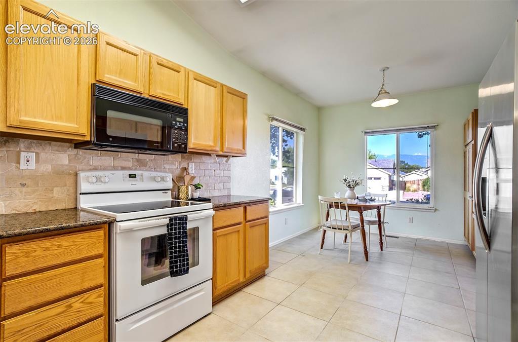 Image 10 of 50: Kitchen