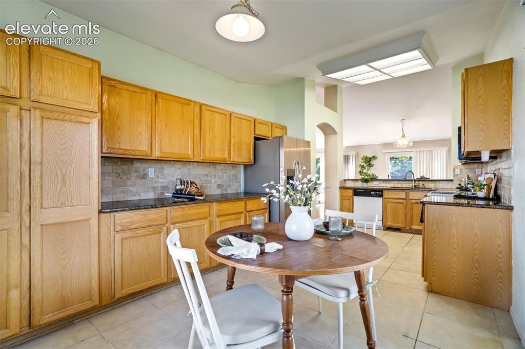 Image 11 of 50: Kitchen