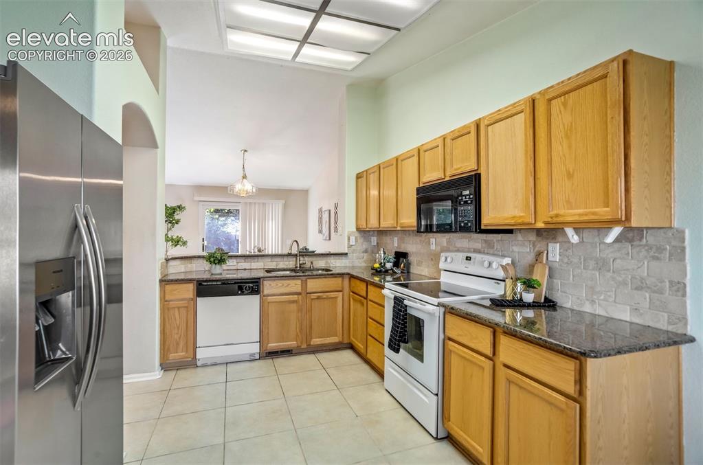 Image 12 of 50: Kitchen