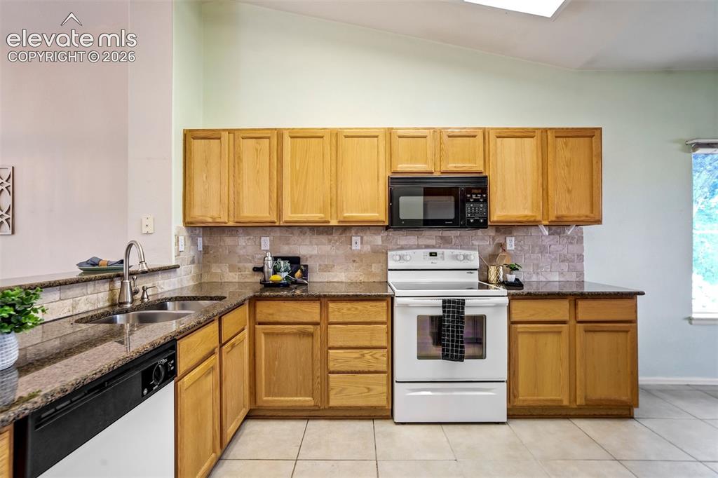 Image 13 of 50: Kitchen