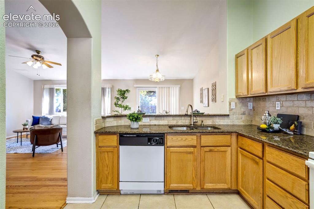 Image 14 of 50: Kitchen