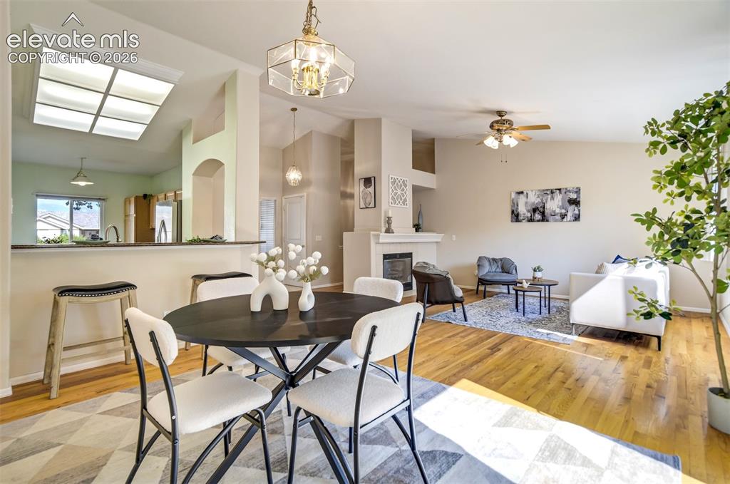 Image 15 of 50: Dining Area
