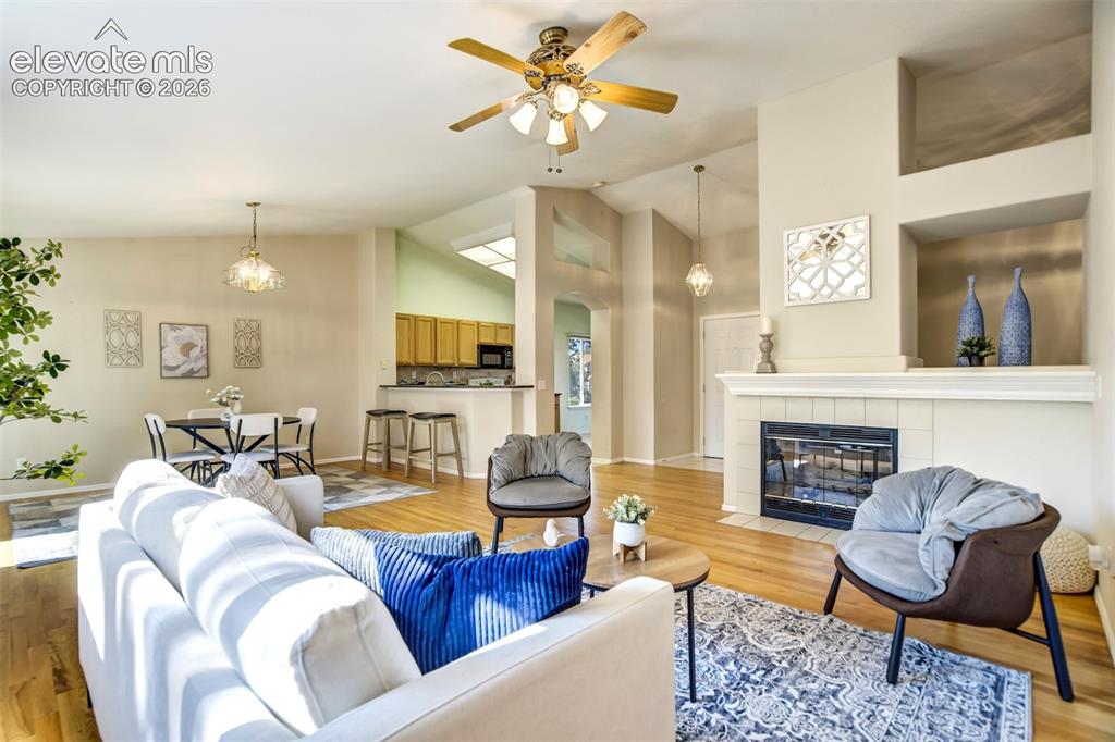 Image 8 of 50: Living Room
