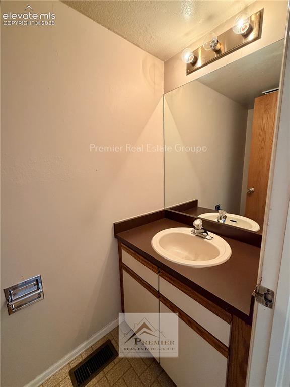 Image 13 of 17: Bathroom