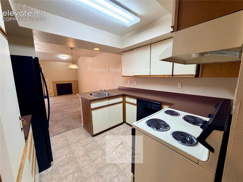 Image 6 of 17: Kitchen