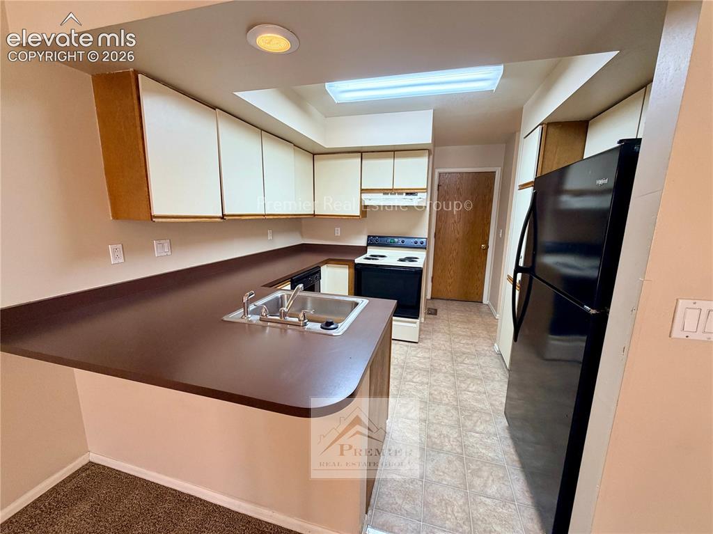Image 7 of 17: Kitchen