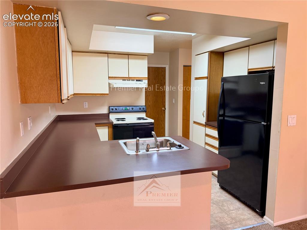 Image 8 of 17: Kitchen