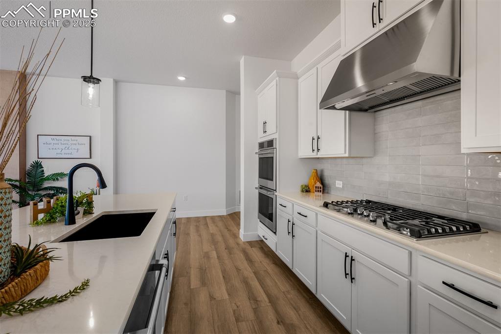 Image 10 of 32: Kitchen