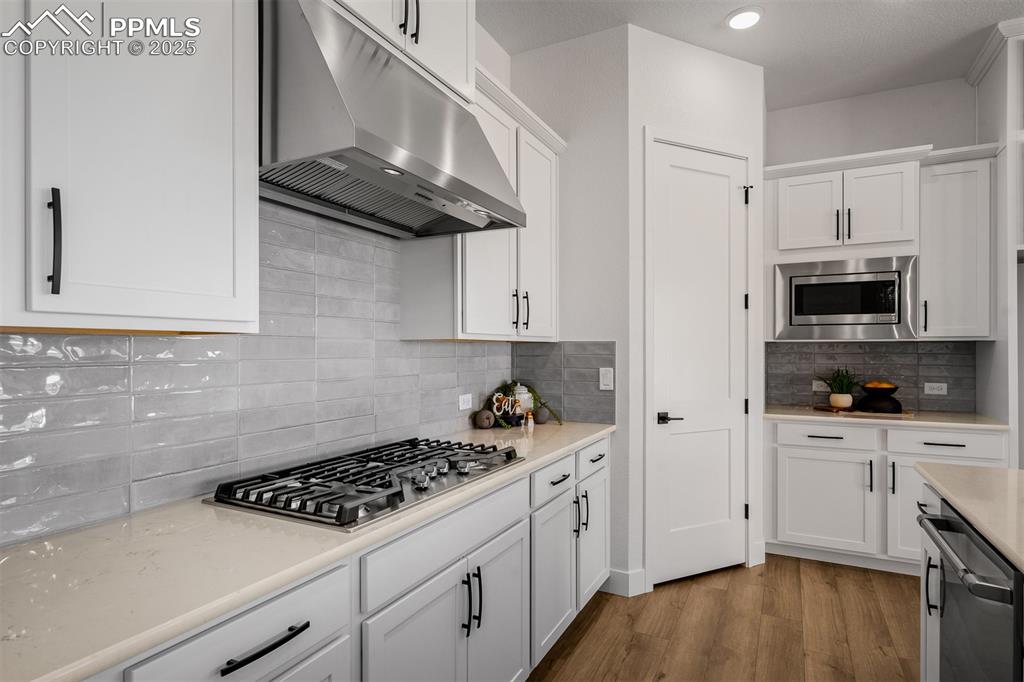 Image 8 of 32: Kitchen