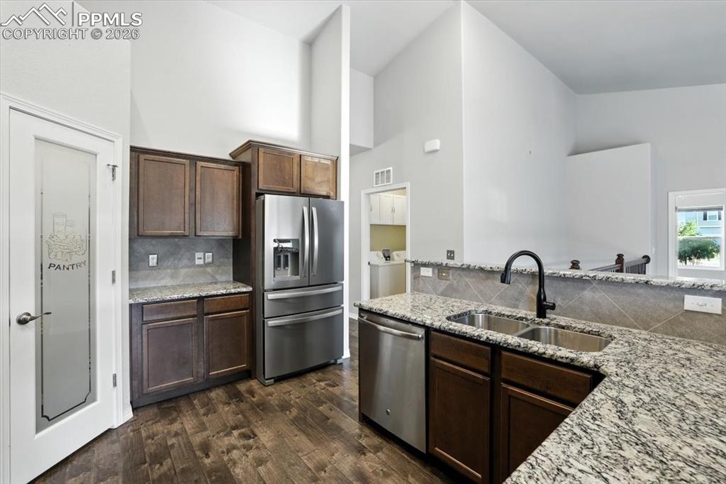 Image 14 of 49: Kitchen