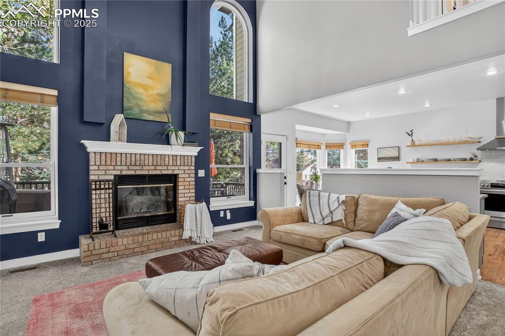 Image 19 of 47: Living Room