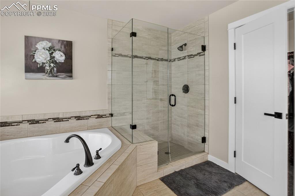 Image 31 of 47: Recent tile backsplash tub surround and matching tile trim in luxury framel