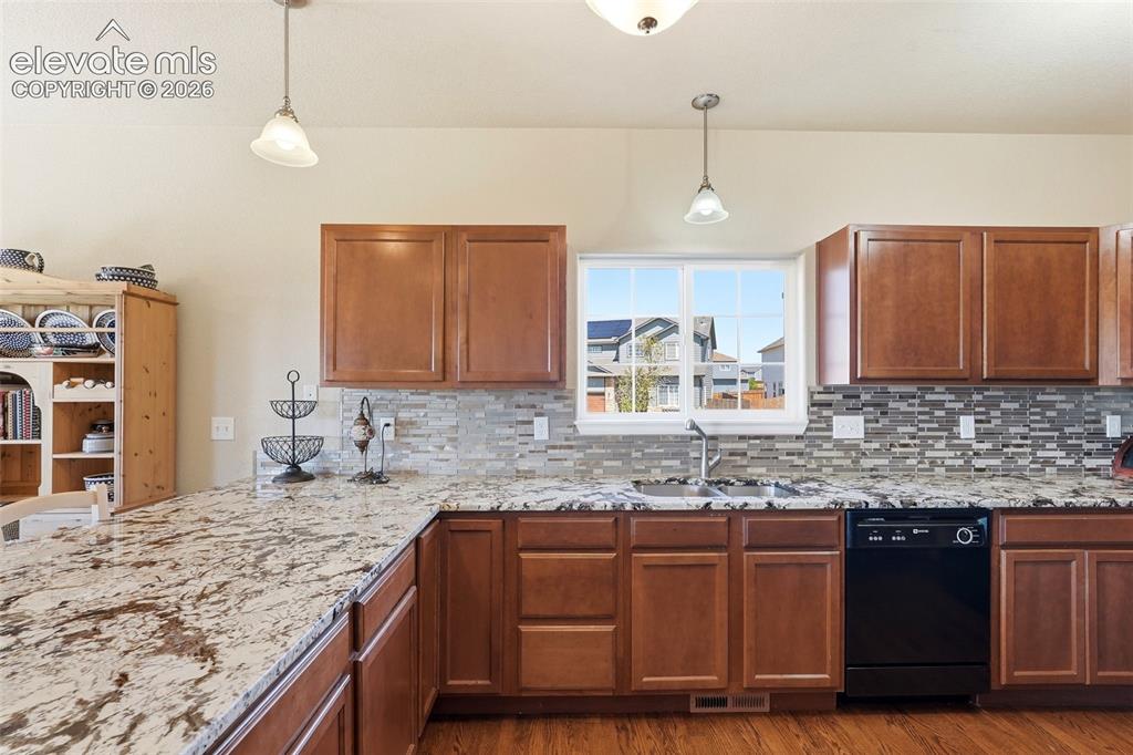 Image 10 of 33: Granite Countertops