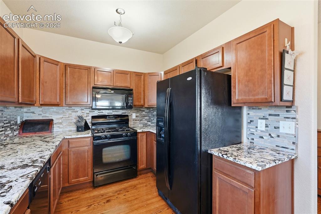 Image 12 of 33: Ample Cabinet Space