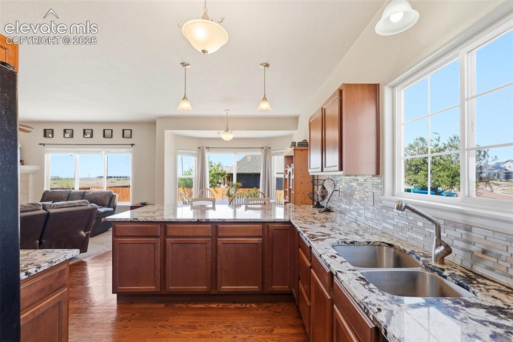 Image 14 of 33: Kitchen