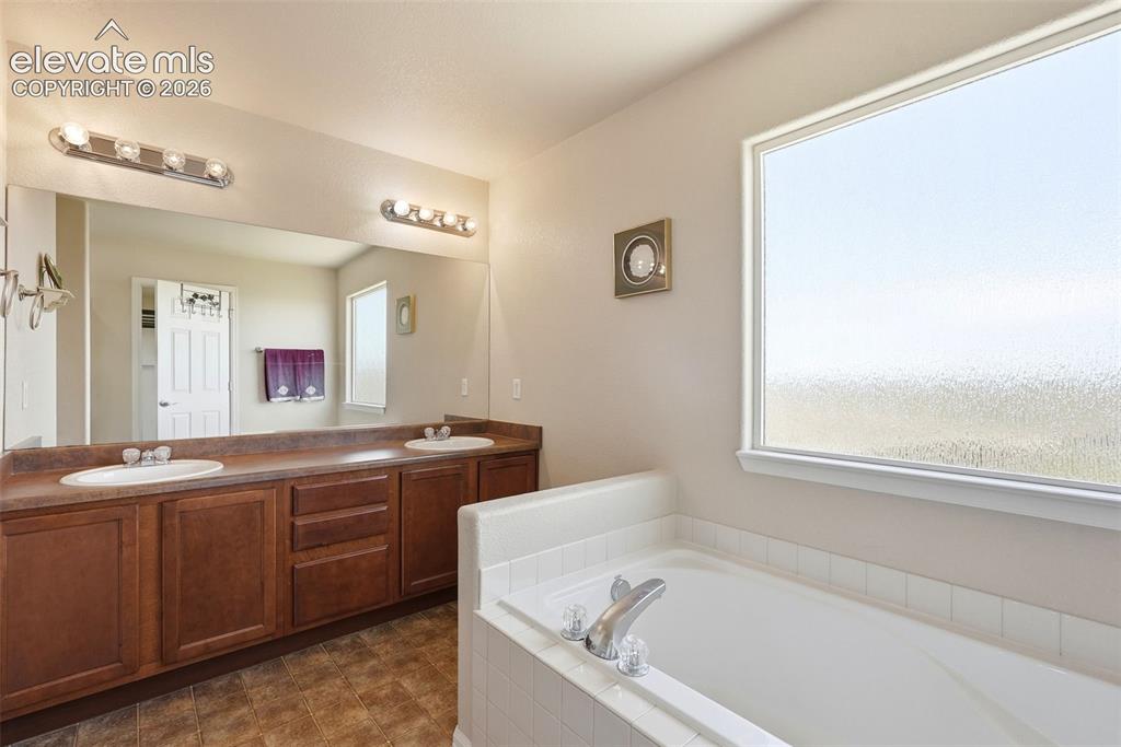 Image 19 of 33: Dual Vanity and Soaking Tub