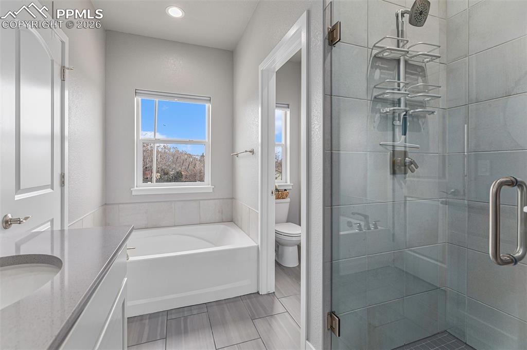 Image 10 of 19: Bathroom