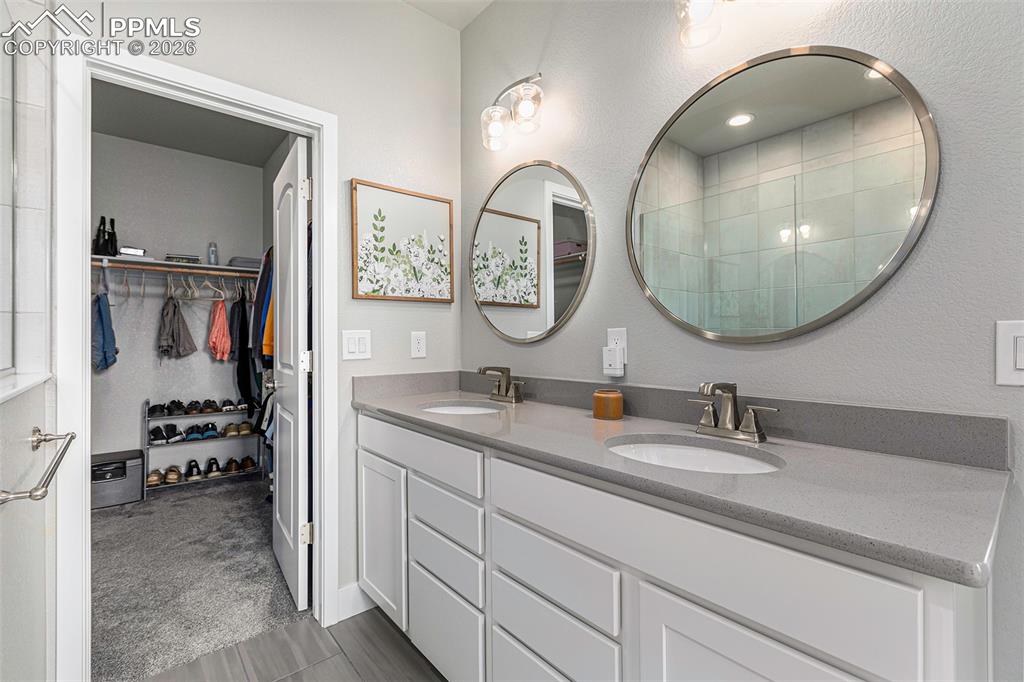 Image 11 of 19: Bathroom