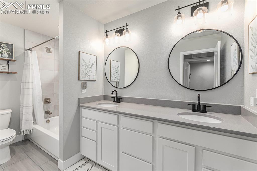 Image 16 of 19: Bathroom