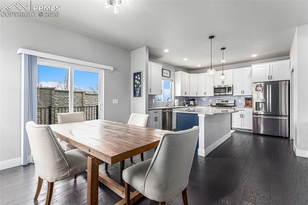 Image 5 of 19: Dining Area