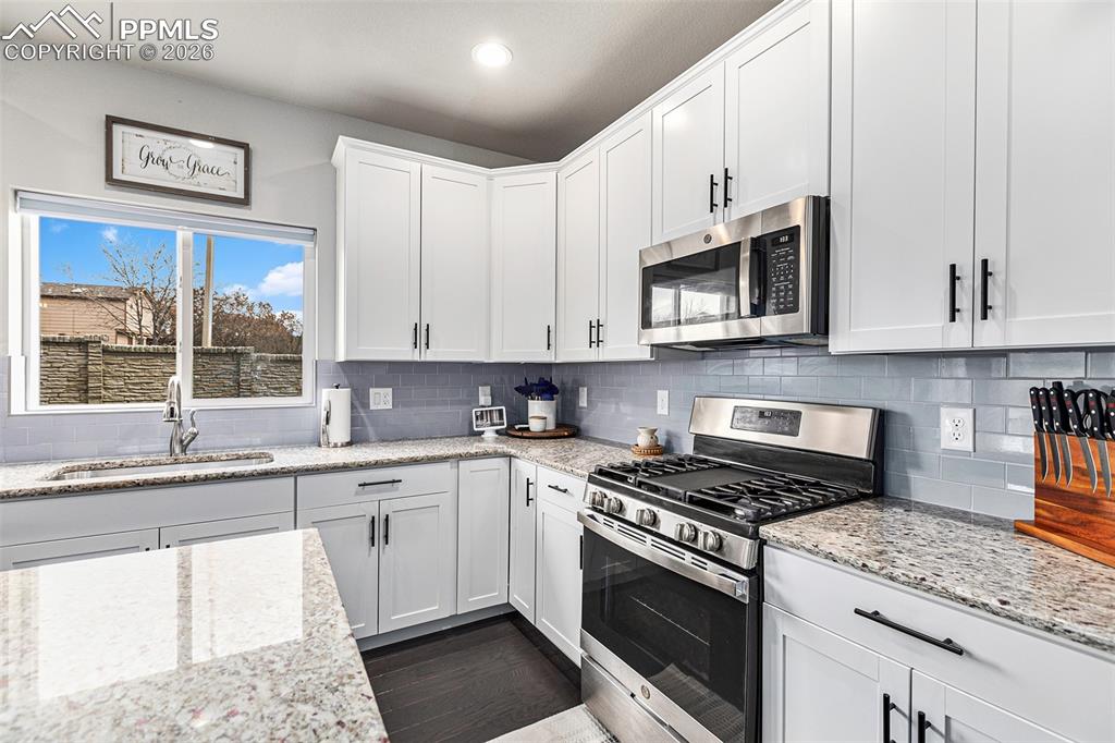 Image 7 of 19: Kitchen